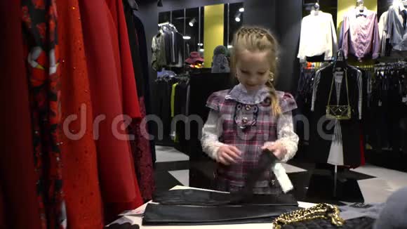5岁的女孩在服装店试穿手套视频的预览图