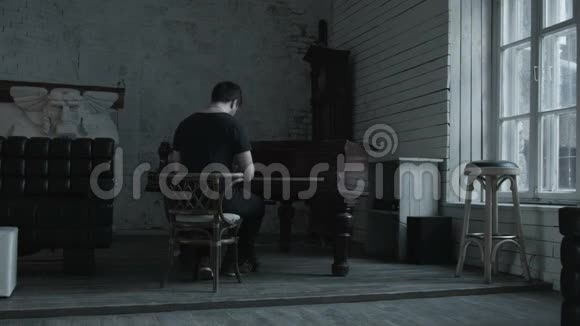 一个年轻人在大厅里弹钢琴视频的预览图