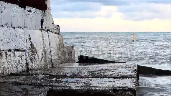 海浪拍打着混凝土码头视频的预览图