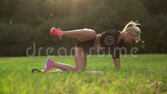 在大自然中做臀部运动的年轻女子视频的预览图