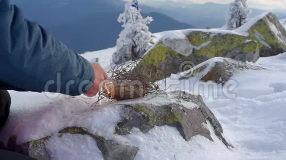 徒步旅行者在雪山上开火视频的预览图