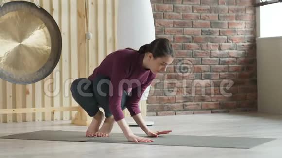 漂亮的运动型女人在室内做瑜伽练习健身房伸展练习视频的预览图