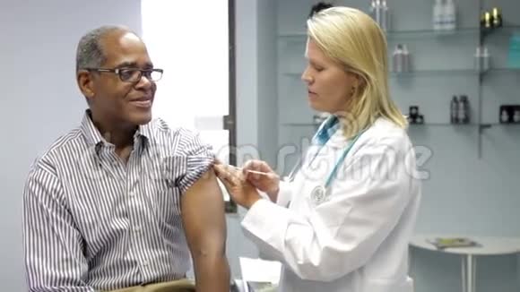 医生给男性病人注射视频的预览图