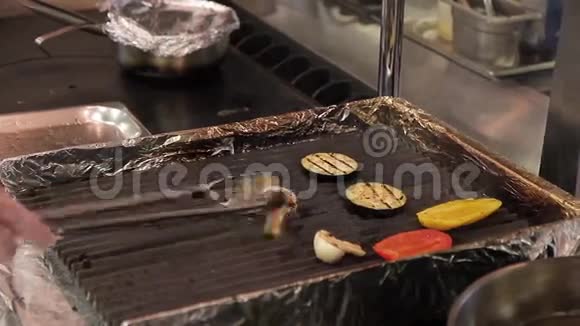 厨师在现代化的大饭店里用烤盘烤架铺蔬菜视频的预览图