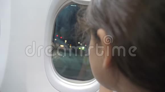 少女告别的生活方式挥手在窗口的飞机航空飞机概念年轻的女孩视频的预览图