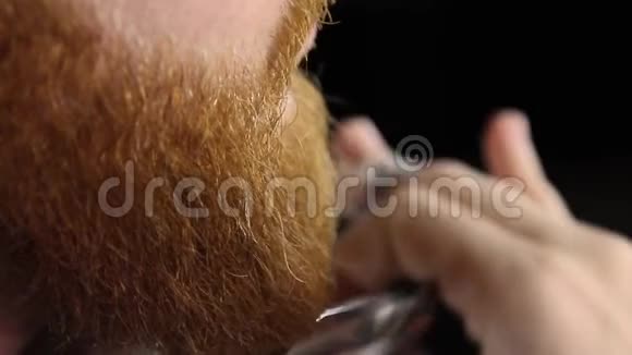 巴伯的手梳理胡子视频的预览图