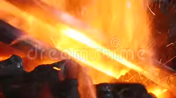 燃烧着火和铁的煤关闭视频的预览图