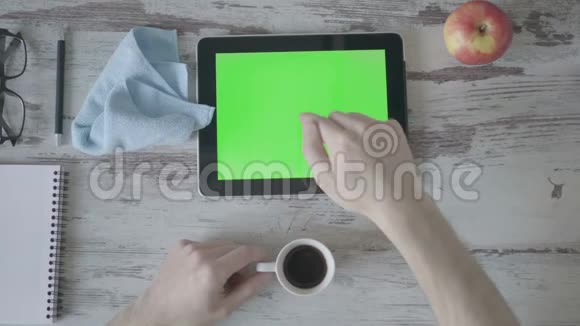 商人使用平板电脑在家工作视频的预览图