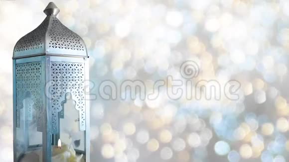 带有燃烧蜡烛和闪闪发光的bokeh灯效果背景的阿拉伯装饰灯笼可循环的斋月高清镜头视频的预览图