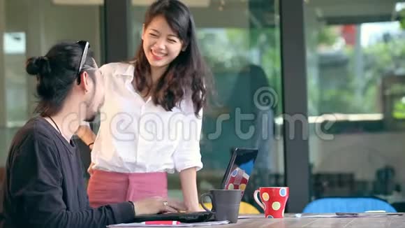 年轻的亚洲自由职业者在家庭办公室工作视频的预览图