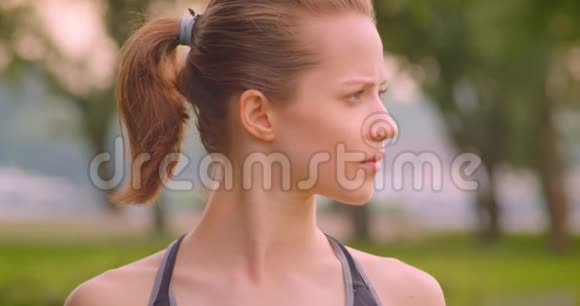 城市户外公园里年轻漂亮运动健身女孩的特写镜头视频的预览图