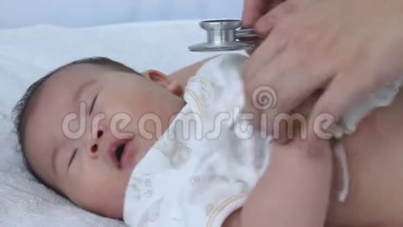 儿科医生检查婴儿两个月的亚洲女孩躺在病床上住院视频的预览图