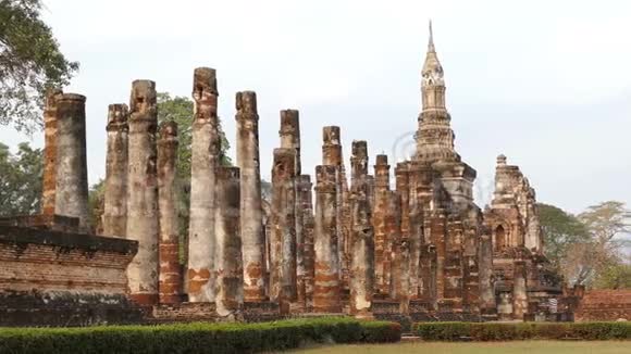 泰国苏豪泰历史公园佛像日出4k视频的预览图