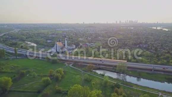 傍晚华沙天际线和盖德桥的空中全景拍摄视频的预览图
