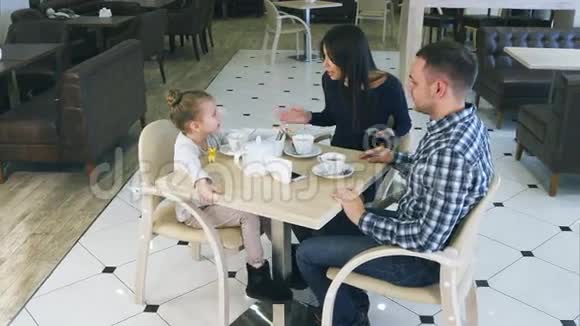 痛苦的母亲责怪咖啡馆里的女儿和丈夫利特克女孩闭上耳朵视频的预览图