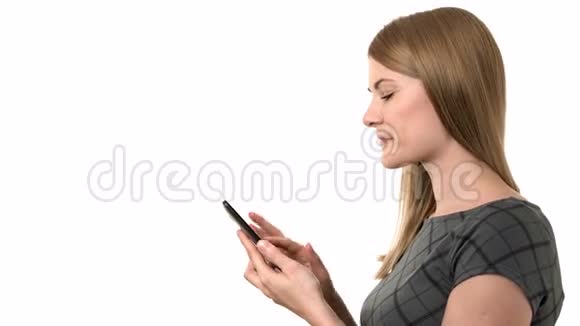 漂亮的女商人穿着灰色连衣裙在她的智能手机上工作孤立的白色背景视频的预览图