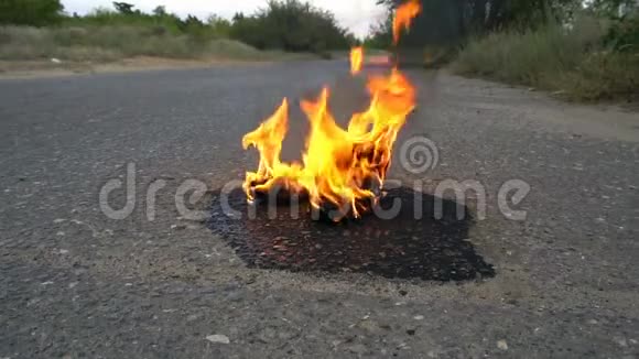 一对女鞋在路上着火视频的预览图