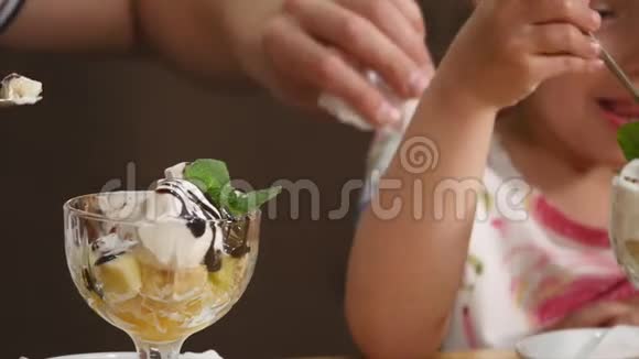 爸爸和女儿在咖啡馆吃冰淇淋近点视频的预览图