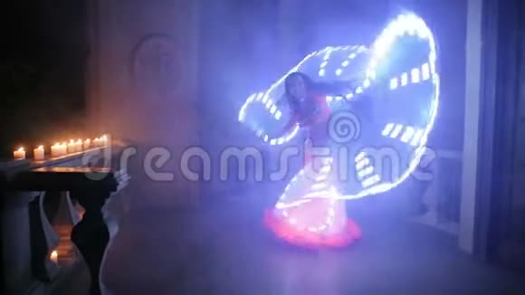 双龙舞女带led光蝶视频的预览图