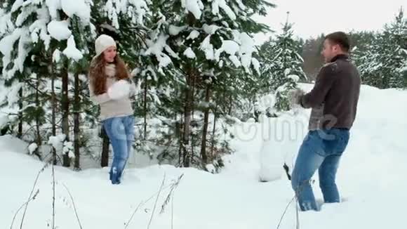 一个和女孩玩雪球的男人视频的预览图