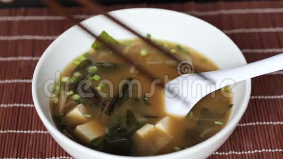 豆腐和蘑菇用米索汤调羹视频的预览图