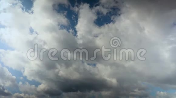 低云飘在蓝天上延时录音4K超高清超高清视频的预览图