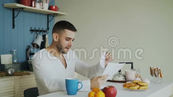 3帅哥在厨房里听到好消息一大早就在家吃早饭视频的预览图