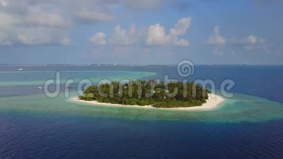 相机飞向四周的热带岛屿度假酒店上面有白色的沙棕树和绿松石印度洋视频的预览图