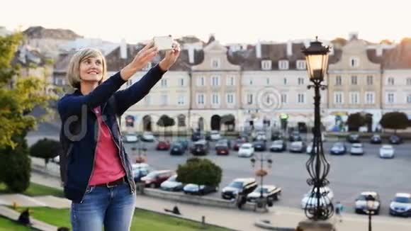 女游客在城市广场拍照视频的预览图
