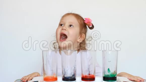 化学实验儿童与科学实验儿童娱乐学前教育五彩的视频的预览图