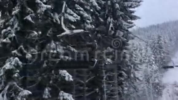 滑雪场的升降椅视频的预览图
