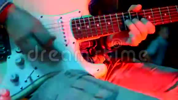 他弹慢吉他独奏视频的预览图