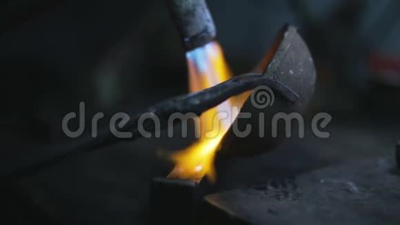 珠宝制造金属冶炼视频的预览图
