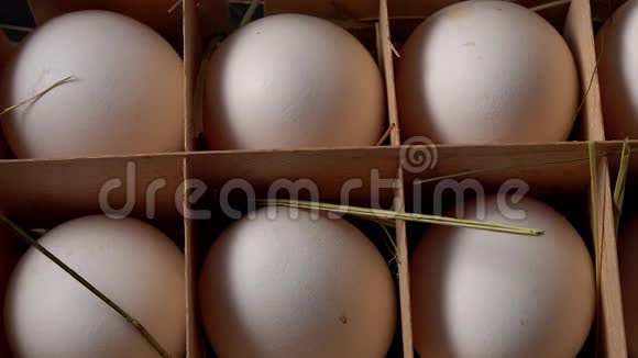 将各种新鲜的农场鸡蛋装在纸板纸箱里关上视频的预览图