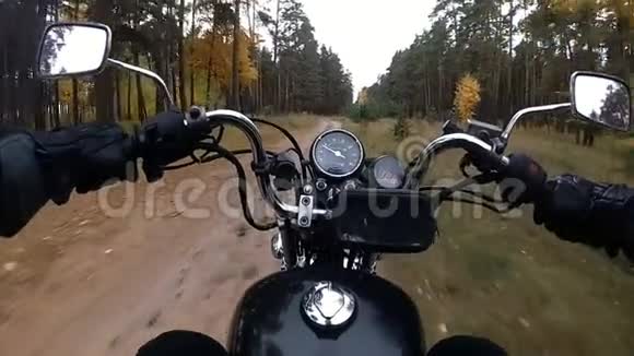 徒步旅行者骑着摩托车慢动作沿着森林道路行驶视频的预览图