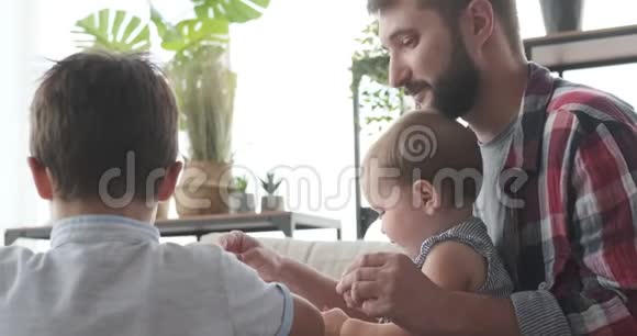 父亲和孩子们玩塑料视频的预览图