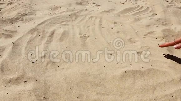 玩沙子游戏女孩在沙滩上画无限的标志视频的预览图