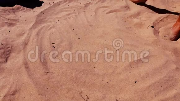 玩沙子游戏女孩在沙滩上画无限的标志视频的预览图