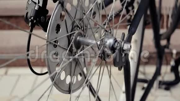旧自行车轮缓慢转动的特写镜头视频的预览图