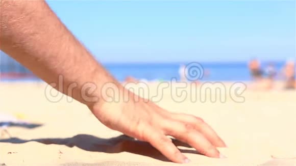 人玩沙子用手指把沙子倒出来视频的预览图