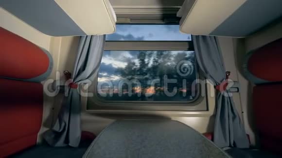 晚上火车车厢快速列车内部视频的预览图