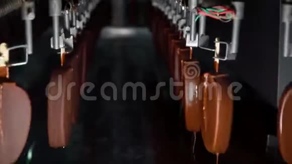 巧克力冰淇淋生产线传送带上的甜点食品生产过程视频的预览图