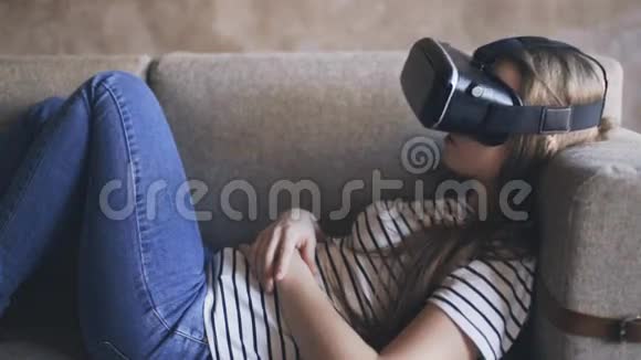 虚拟现实游戏女孩的乐趣使用头戴式显示视频的预览图