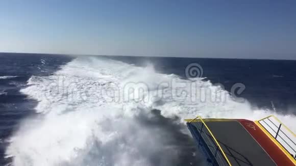 希腊爱琴海的一艘渡船后面的水迹起泡视频的预览图