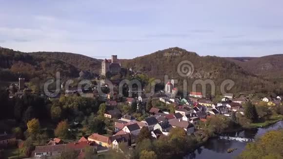 奥地利Hardegg城堡鸟瞰图视频的预览图