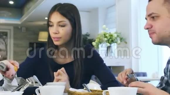 友好的欧洲家庭一起在咖啡馆吃午饭视频的预览图