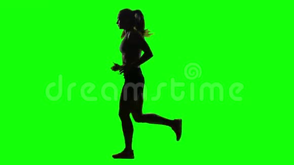 跑步运动女孩侧视绿色屏幕剪影视频的预览图