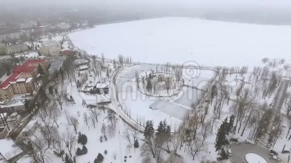 城市冬季公园的航空景观男人打曲棍球主动冬季游憩的概念视频的预览图