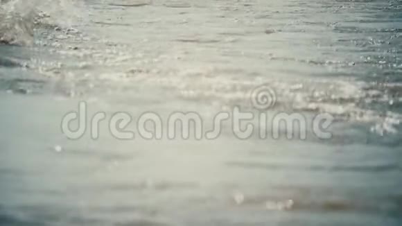 海浪汹涌在沙滩上视频的预览图