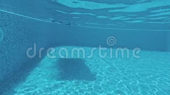 游泳池游泳游泳用充气床垫视频的预览图
